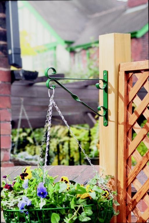 Hanging Basket Bracket - 25cm/10" Green